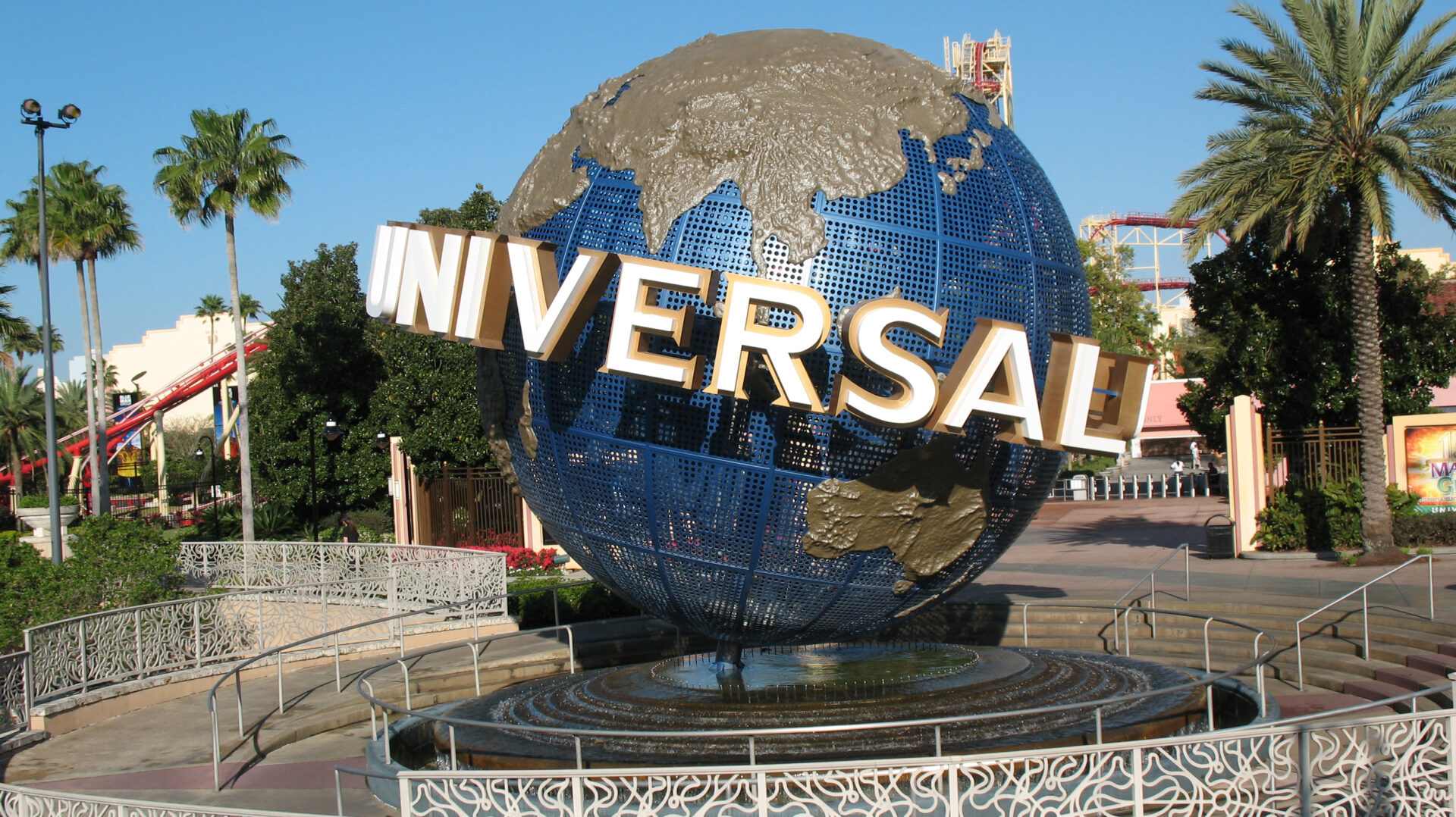 A picture of the global statue at the Universal Studio